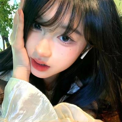 落在她身边
